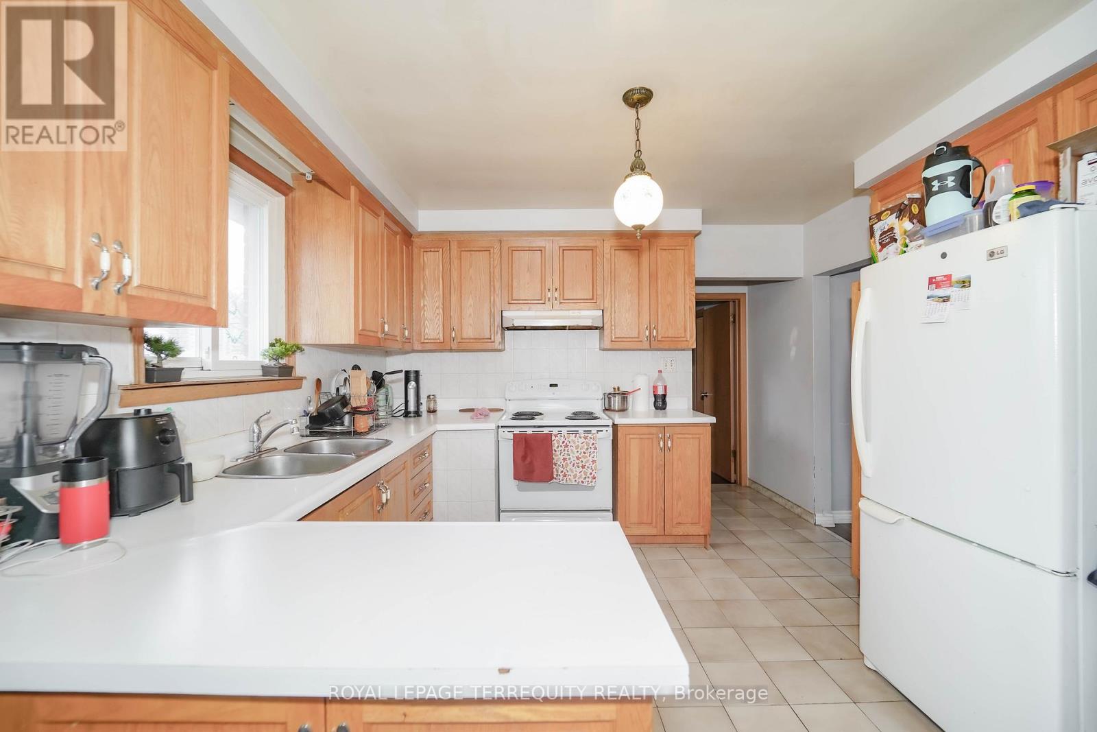 Upper - 95 Stanley Road, Toronto, Ontario  M3N 1C3 - Photo 10 - W12612040