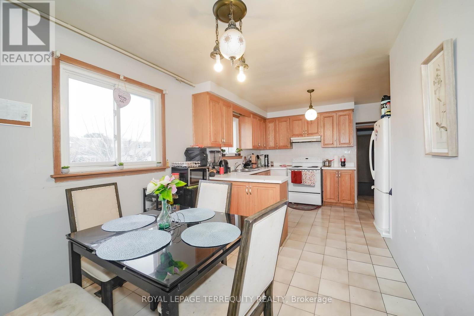 Upper - 95 Stanley Road, Toronto, Ontario  M3N 1C3 - Photo 17 - W12612040