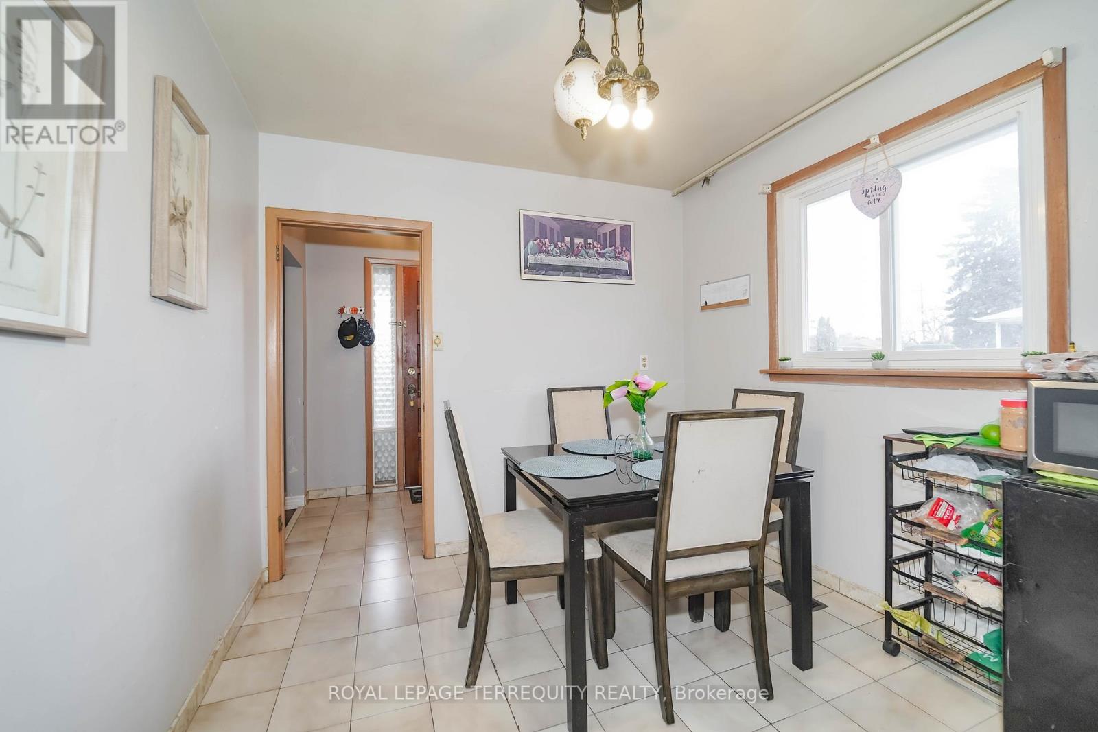 Upper - 95 Stanley Road, Toronto, Ontario  M3N 1C3 - Photo 18 - W12612040