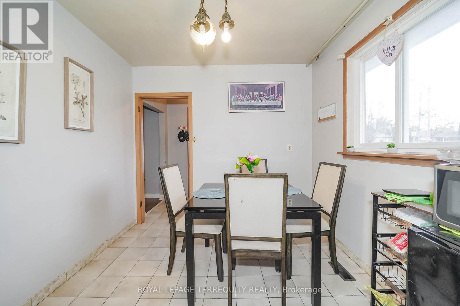 Upper - 95 Stanley Road, Toronto, Ontario  M3N 1C3 - Photo 19 - W12612040