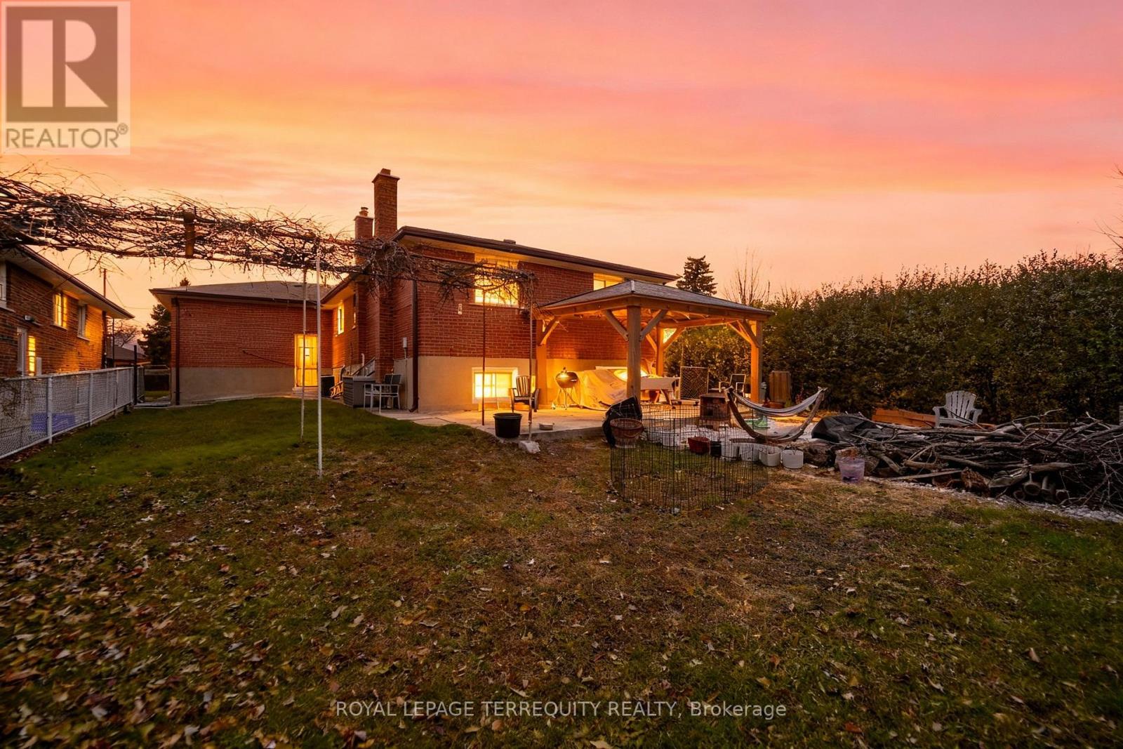 Upper - 95 Stanley Road, Toronto, Ontario  M3N 1C3 - Photo 2 - W12612040