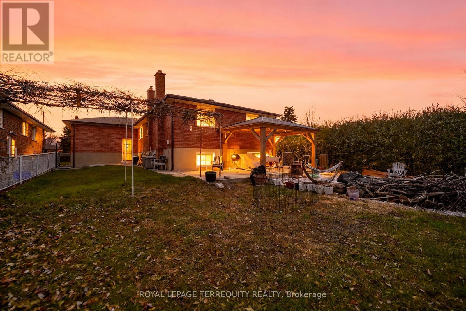 Upper - 95 Stanley Road, Toronto, Ontario  M3N 1C3 - Photo 3 - W12612040