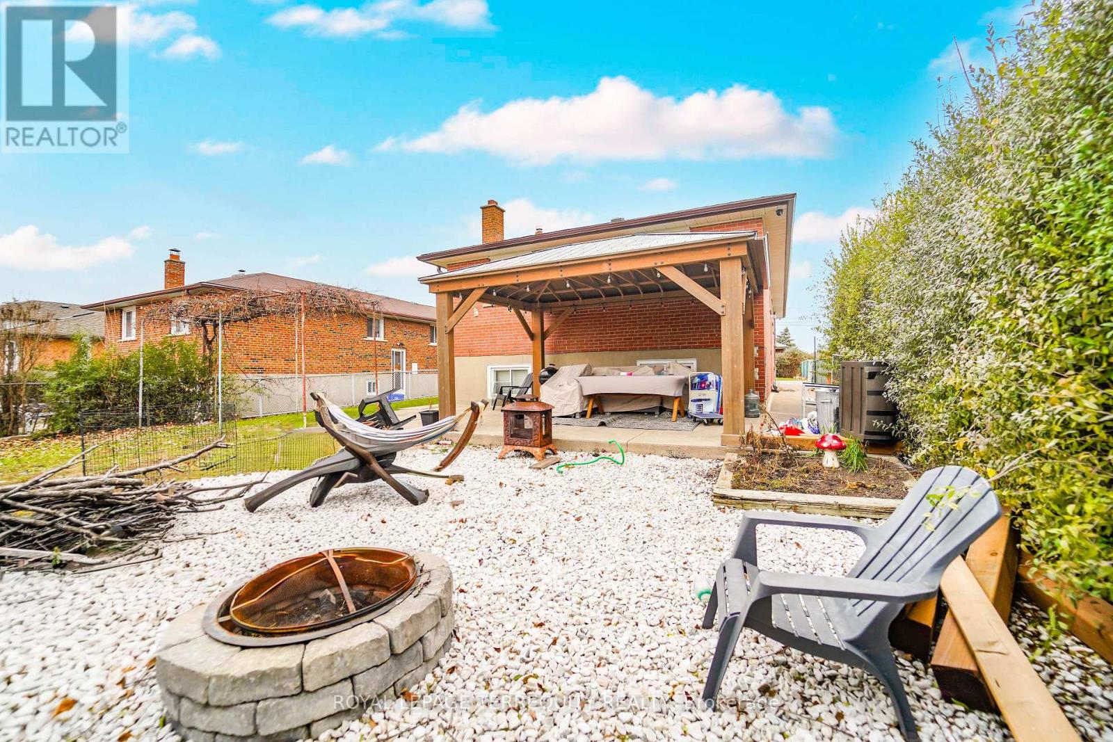 Upper - 95 Stanley Road, Toronto, Ontario  M3N 1C3 - Photo 4 - W12612040