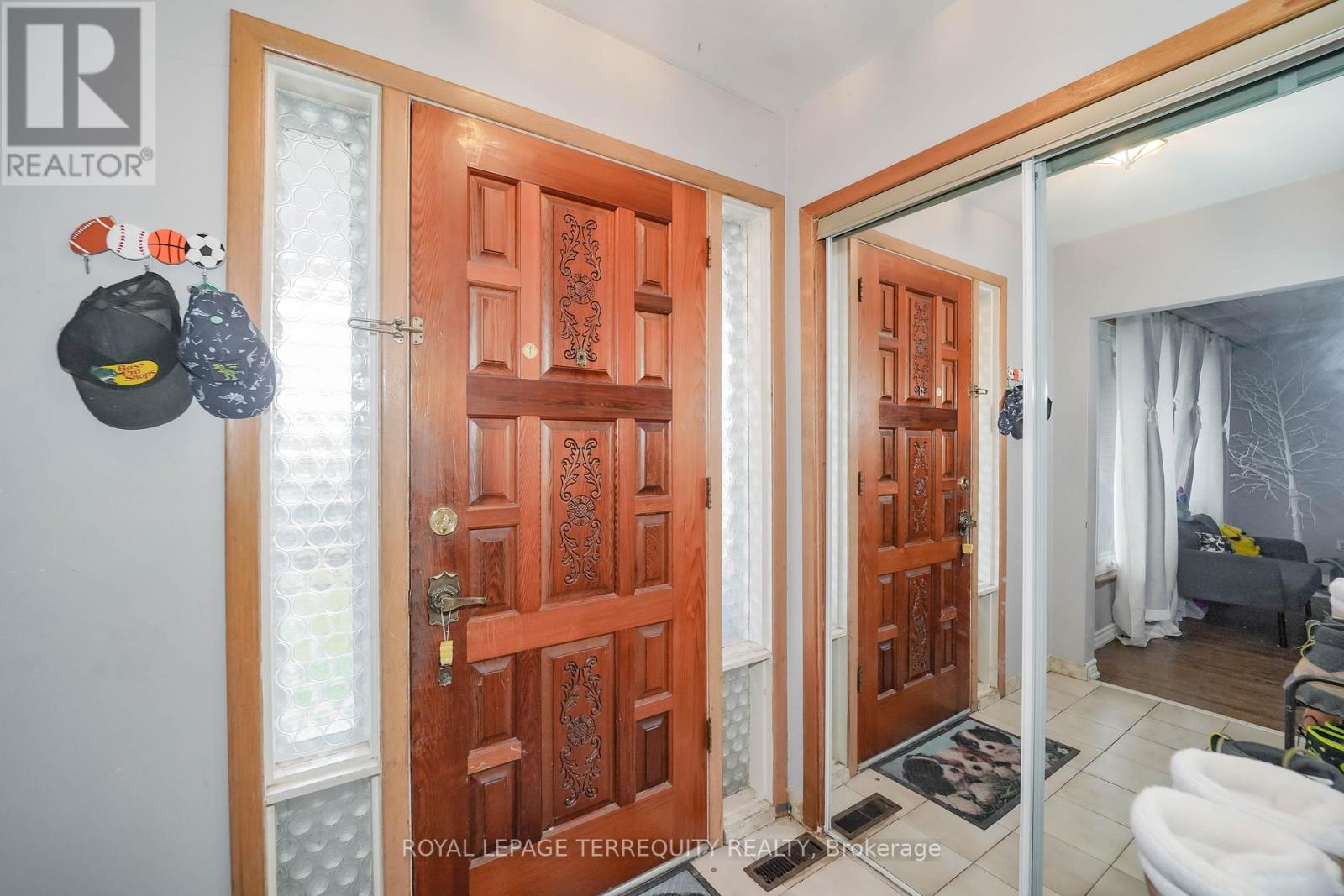 Upper - 95 Stanley Road, Toronto, Ontario  M3N 1C3 - Photo 8 - W12612040