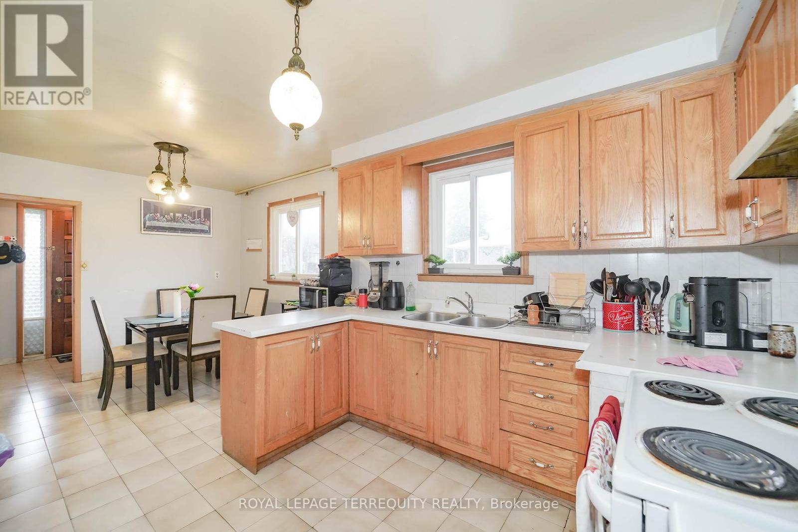 Upper - 95 Stanley Road, Toronto, Ontario  M3N 1C3 - Photo 9 - W12612040