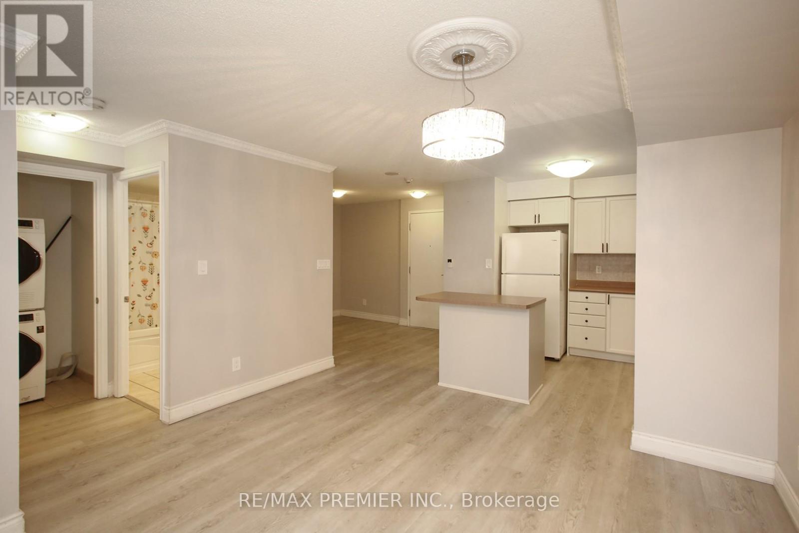 1002 - 3880 Duke Of York Boulevard, Mississauga, Ontario  L5B 4M7 - Photo 12 - W12612048