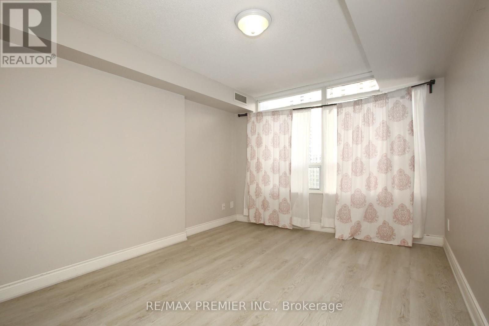 1002 - 3880 Duke Of York Boulevard, Mississauga, Ontario  L5B 4M7 - Photo 17 - W12612048