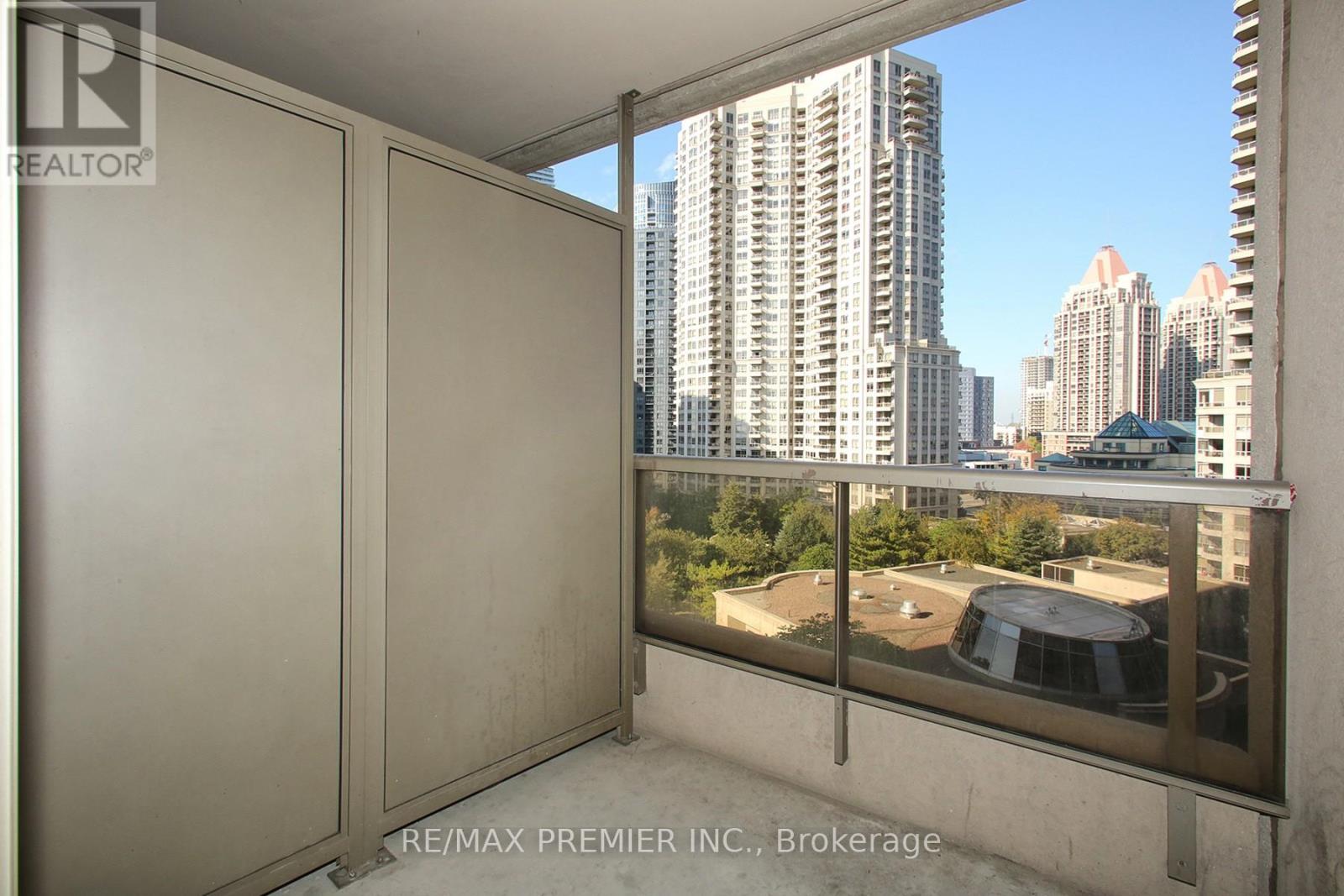 1002 - 3880 Duke Of York Boulevard, Mississauga, Ontario  L5B 4M7 - Photo 2 - W12612048