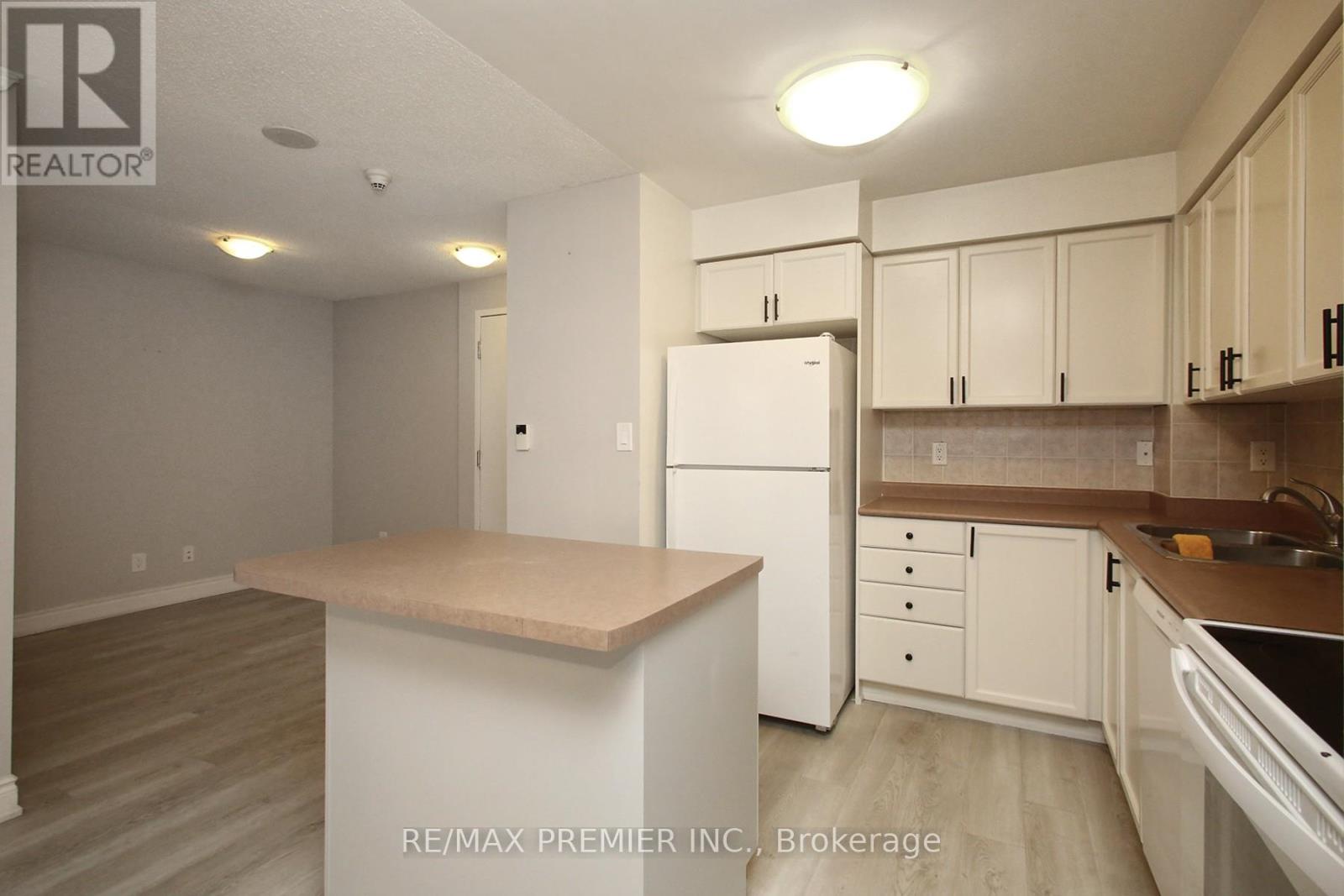 1002 - 3880 Duke Of York Boulevard, Mississauga, Ontario  L5B 4M7 - Photo 7 - W12612048