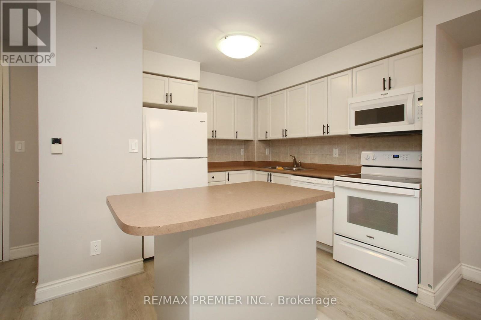 1002 - 3880 Duke Of York Boulevard, Mississauga, Ontario  L5B 4M7 - Photo 8 - W12612048