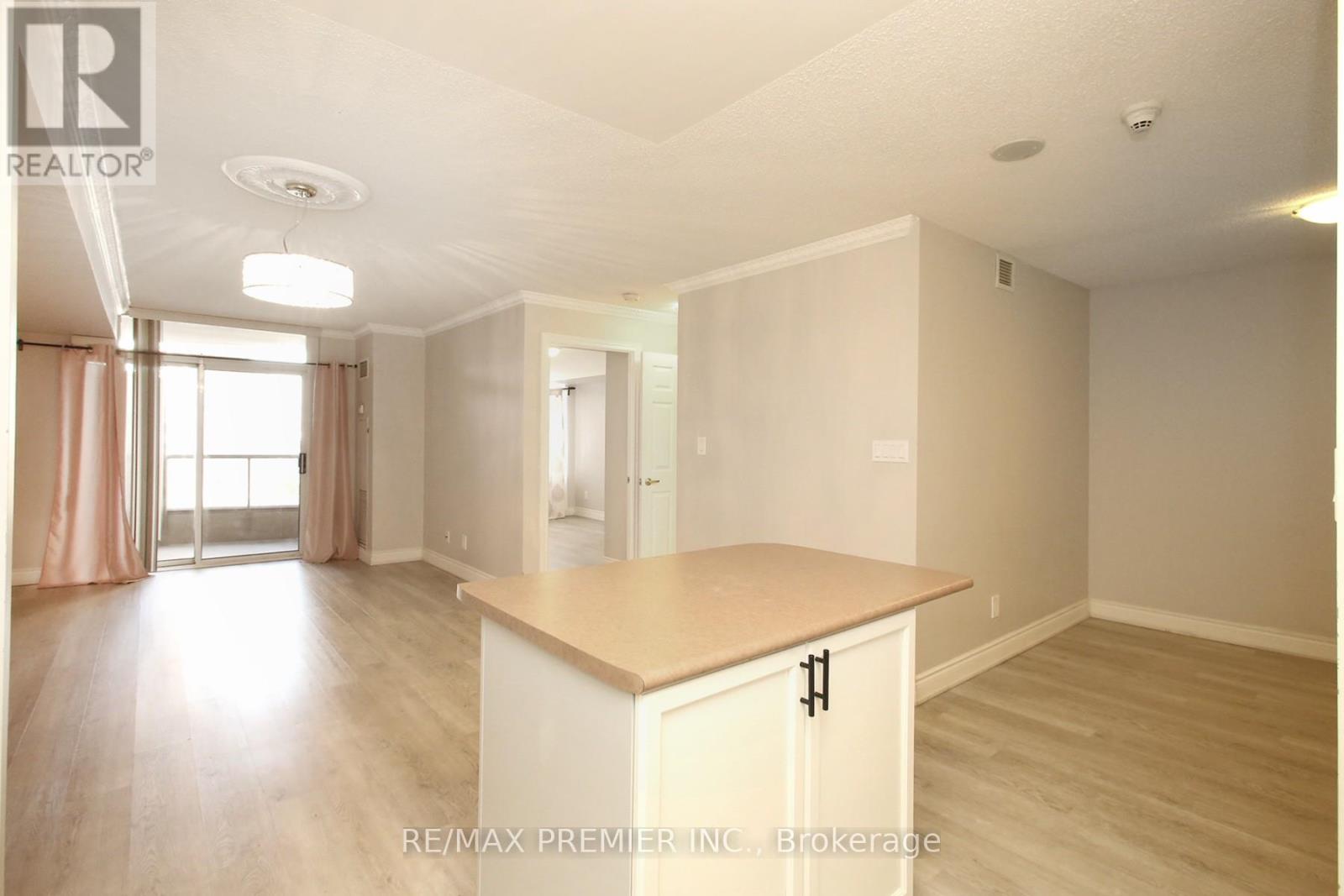 1002 - 3880 Duke Of York Boulevard, Mississauga, Ontario  L5B 4M7 - Photo 9 - W12612048