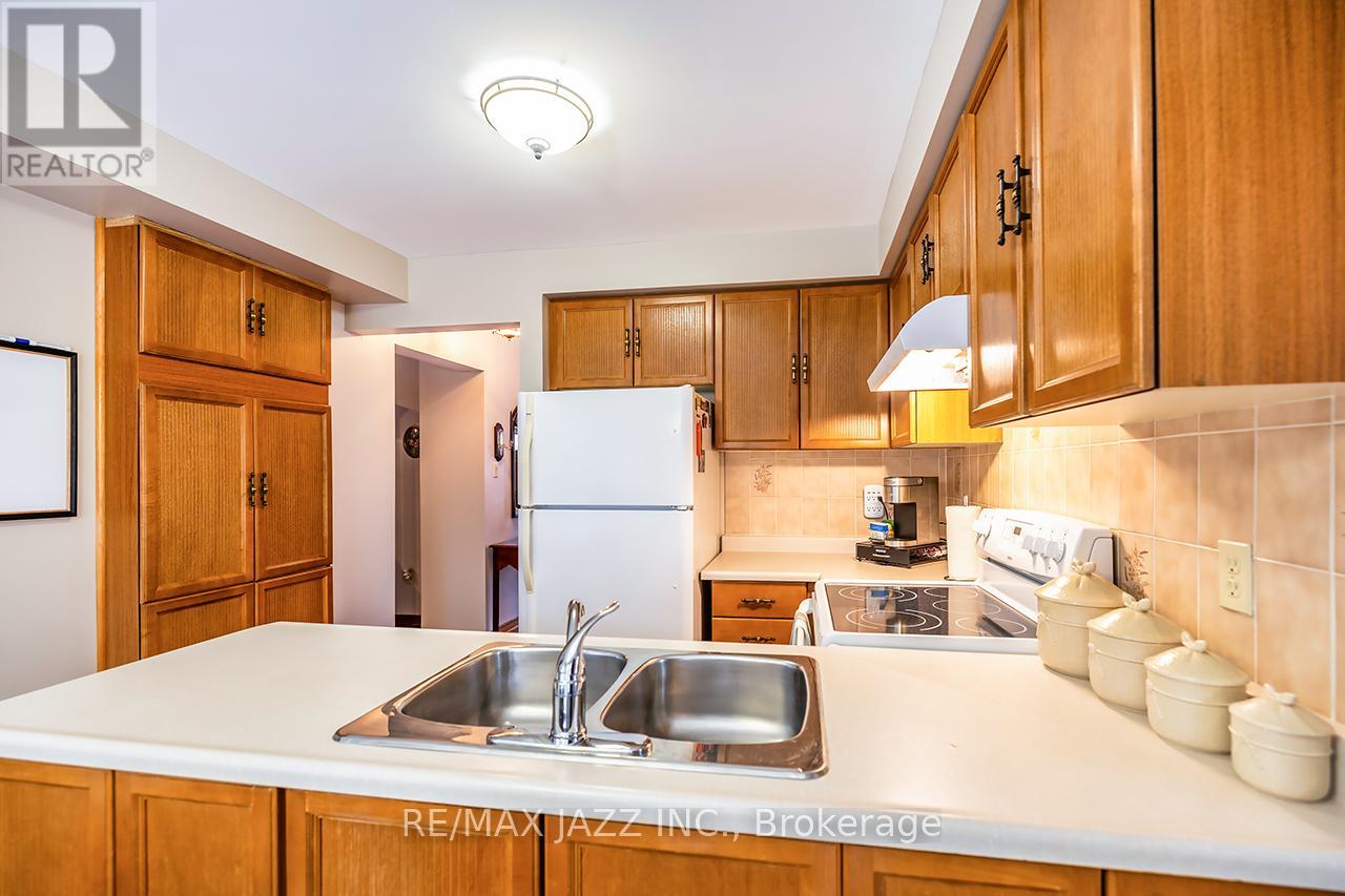 81 Burgby Avenue, Brampton (Northwood Park), Ontario  L6X 3E2 - Photo 17 - W12612168