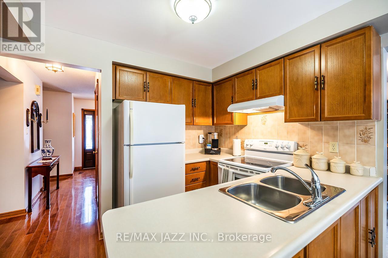 81 Burgby Avenue, Brampton (Northwood Park), Ontario  L6X 3E2 - Photo 20 - W12612168