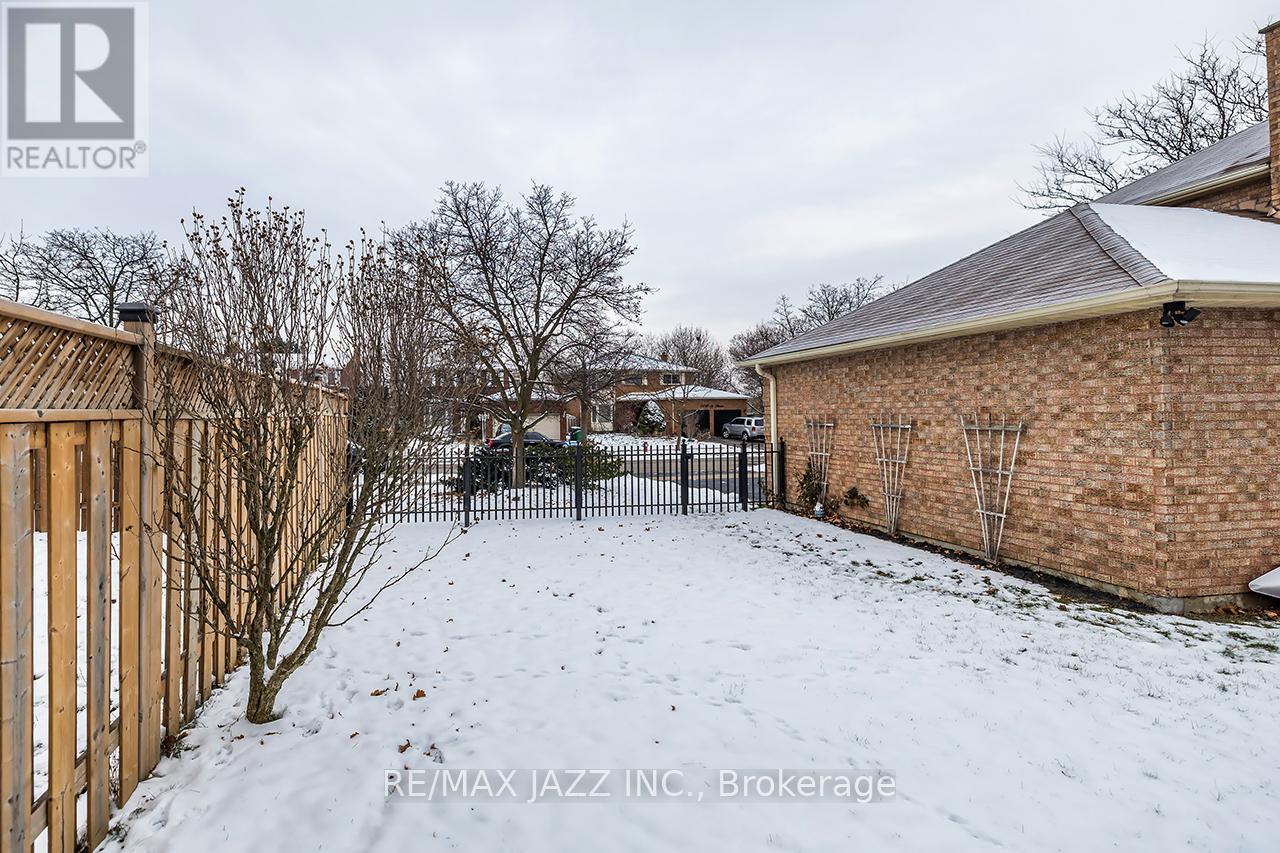 81 Burgby Avenue, Brampton (Northwood Park), Ontario  L6X 3E2 - Photo 37 - W12612168