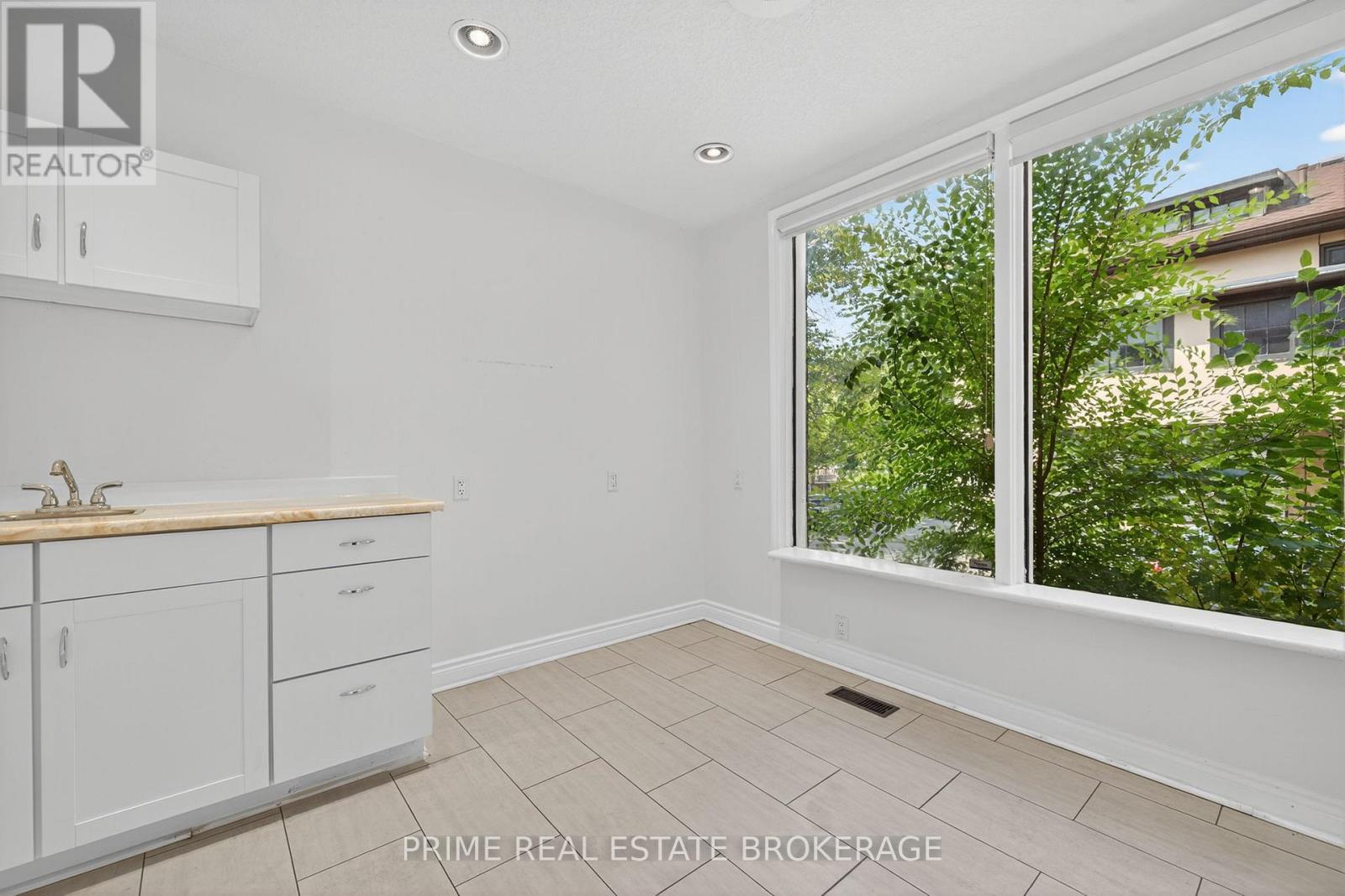 281 Oxford Street E, London East, Ontario  N6H 5L2 - Photo 8 - X12612284