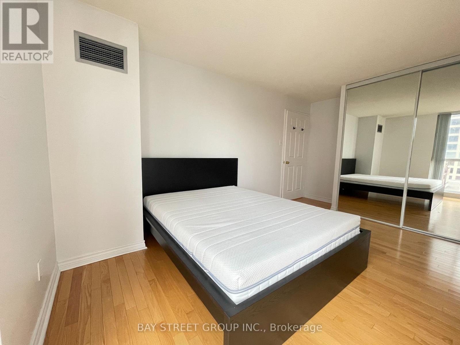 1910 - 736 Bay Street, Toronto, Ontario  M5G 2M4 - Photo 11 - C12498686