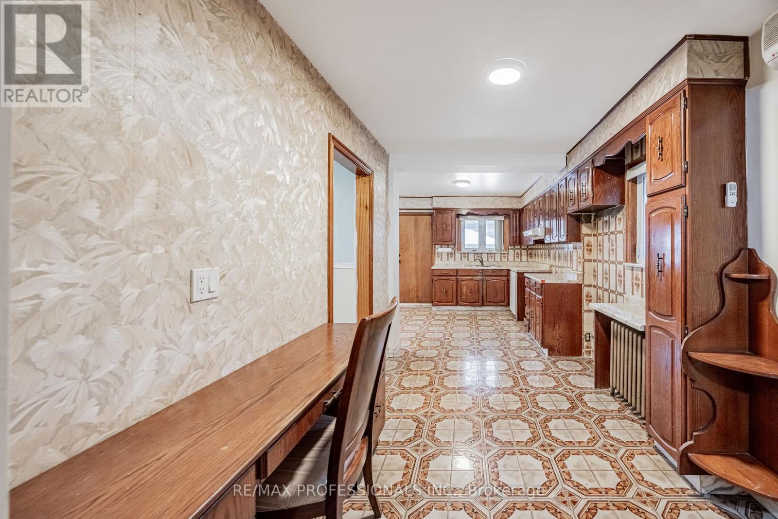 560 Atlas Avenue, Toronto, Ontario  M6C 3R4 - Photo 15 - C12612188