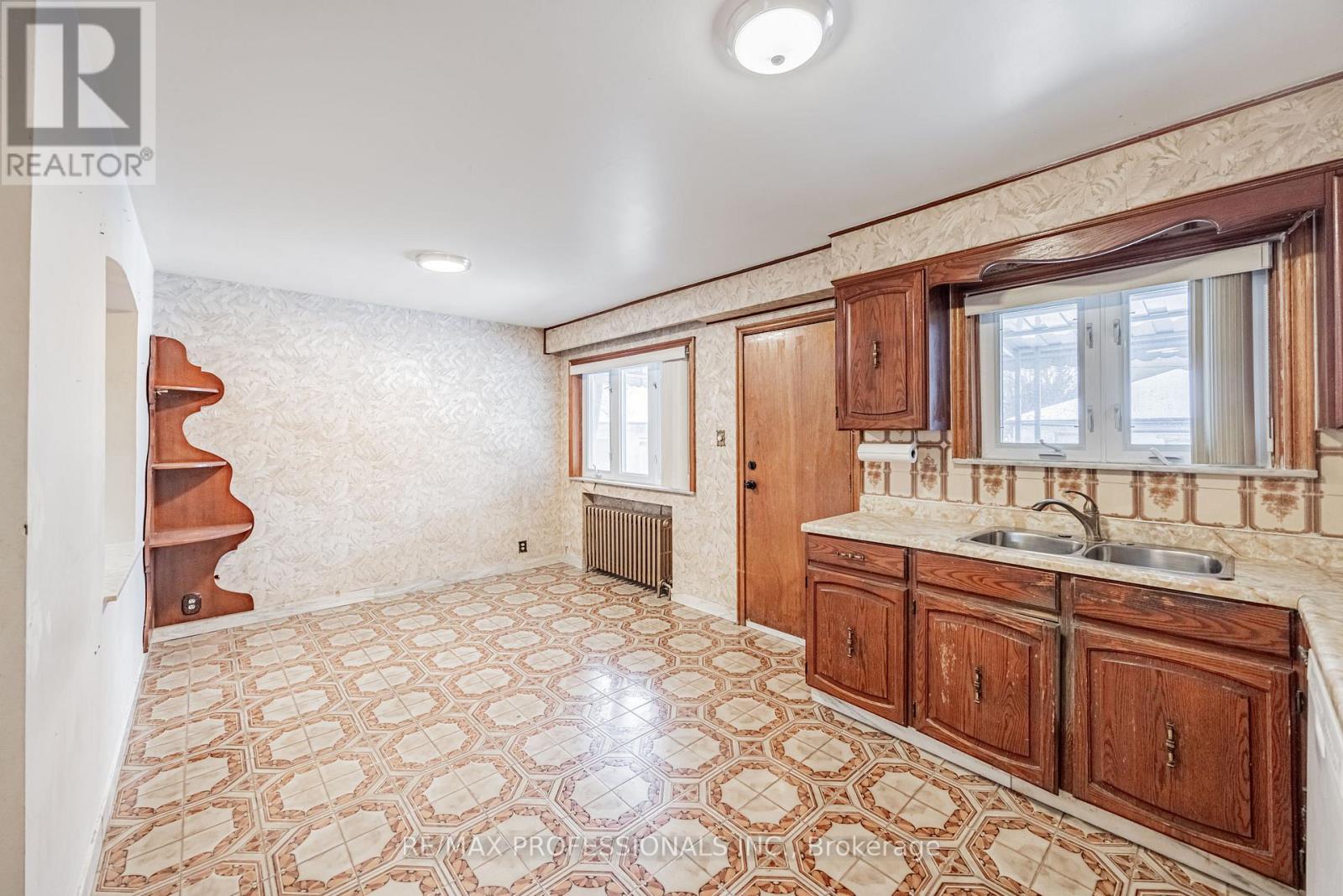 560 Atlas Avenue, Toronto, Ontario  M6C 3R4 - Photo 19 - C12612188