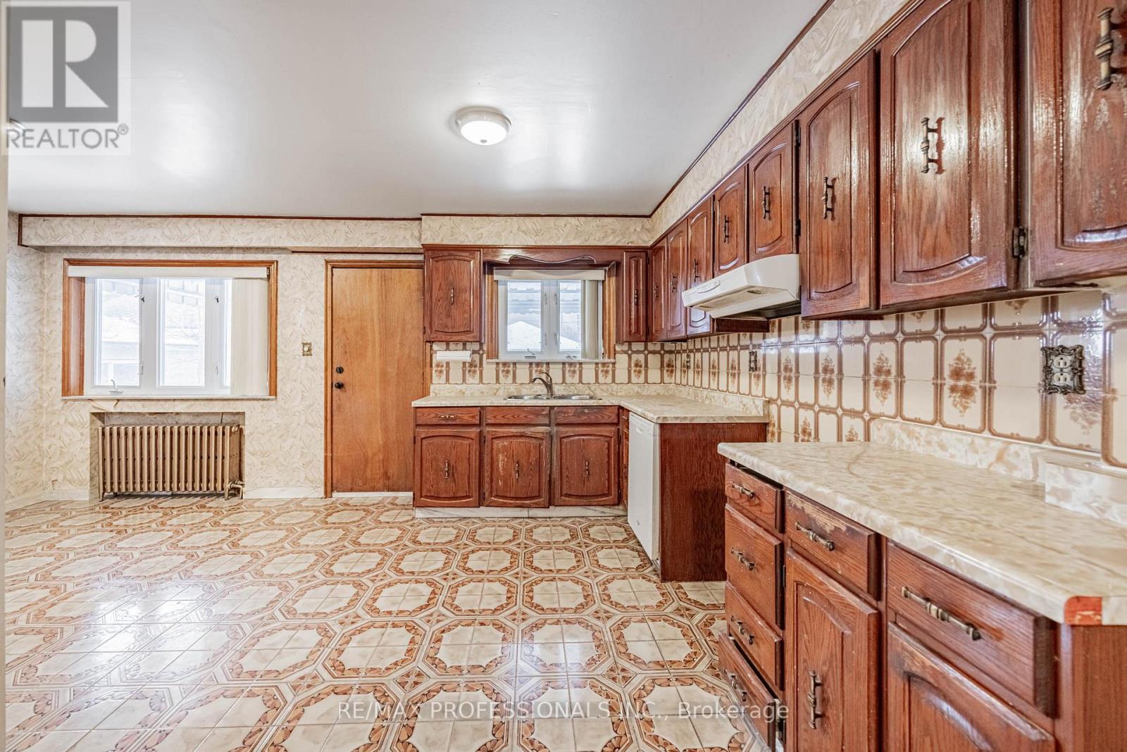 560 Atlas Avenue, Toronto, Ontario  M6C 3R4 - Photo 11 - C12612218