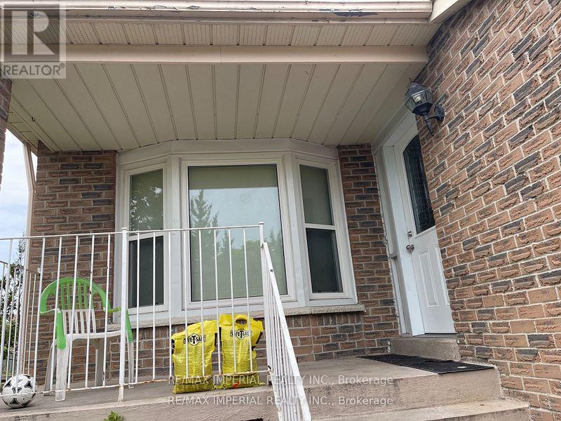 Front Unit - 166 Hupfield Trail E, Toronto (Malvern), Ontario  M1B 4P7 - Photo 2 - E12612120