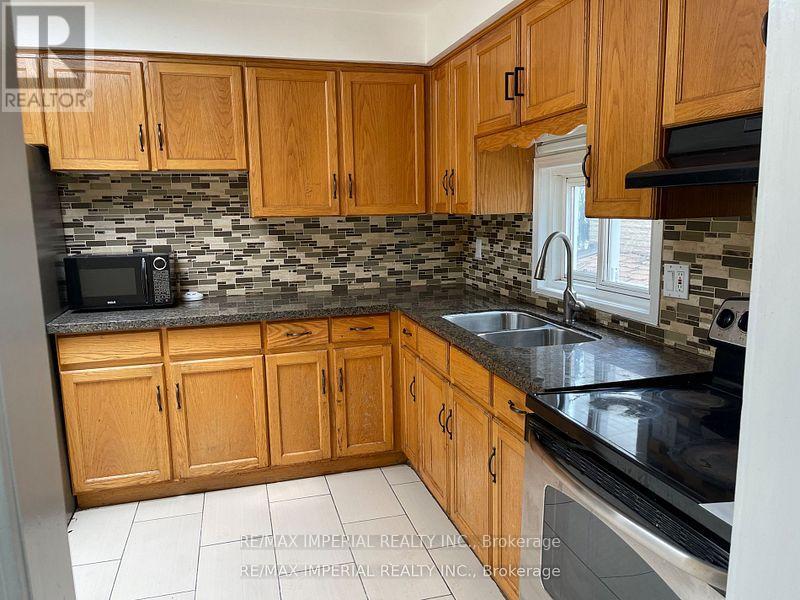 Front Unit - 166 Hupfield Trail E, Toronto (Malvern), Ontario  M1B 4P7 - Photo 4 - E12612120