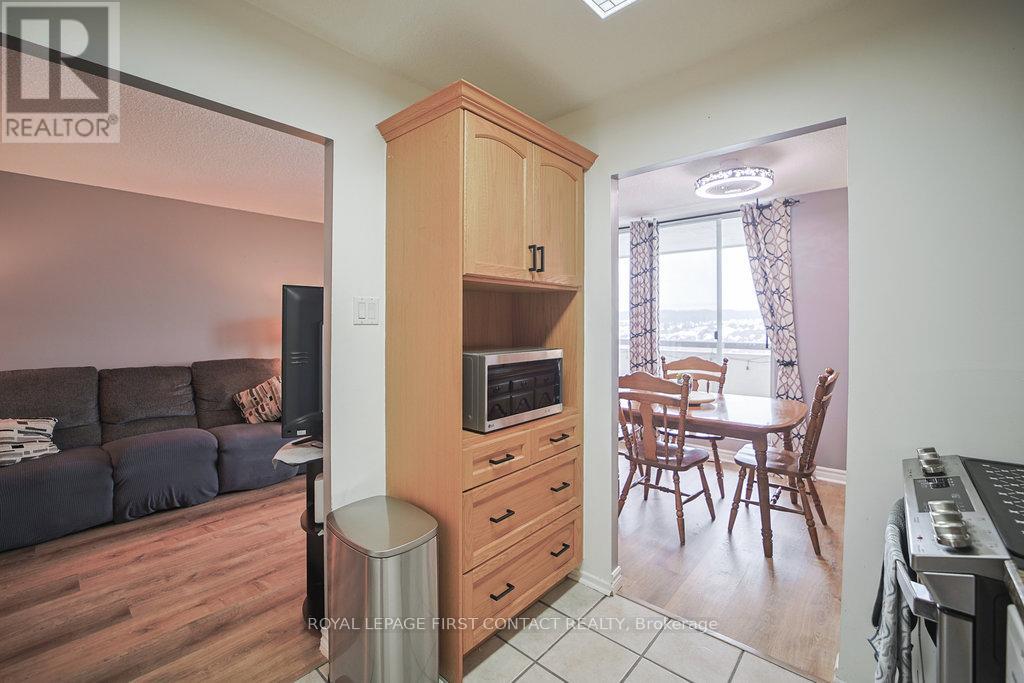 808 - 20 William Roe Boulevard, Newmarket, Ontario  L3Y 5V6 - Photo 9 - N12612122