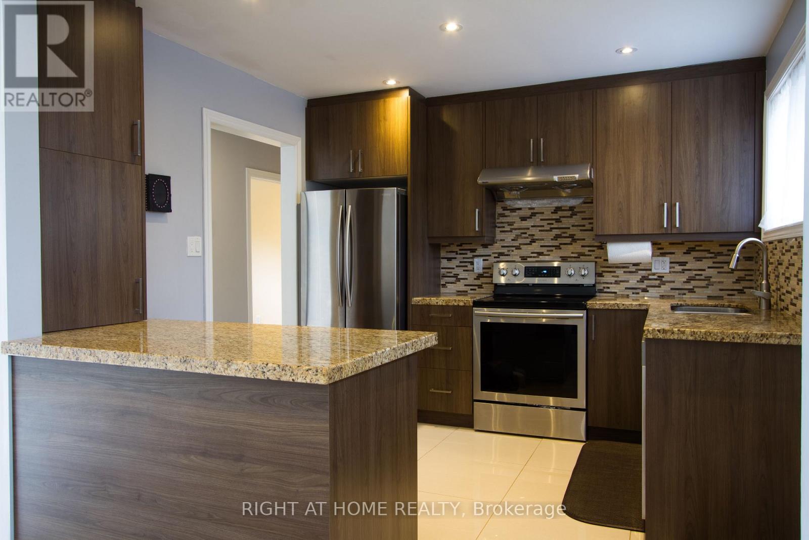 Main - 40 Foreht Crescent, Aurora (Aurora Heights), Ontario  L4G 3E8 - Photo 7 - N12612246