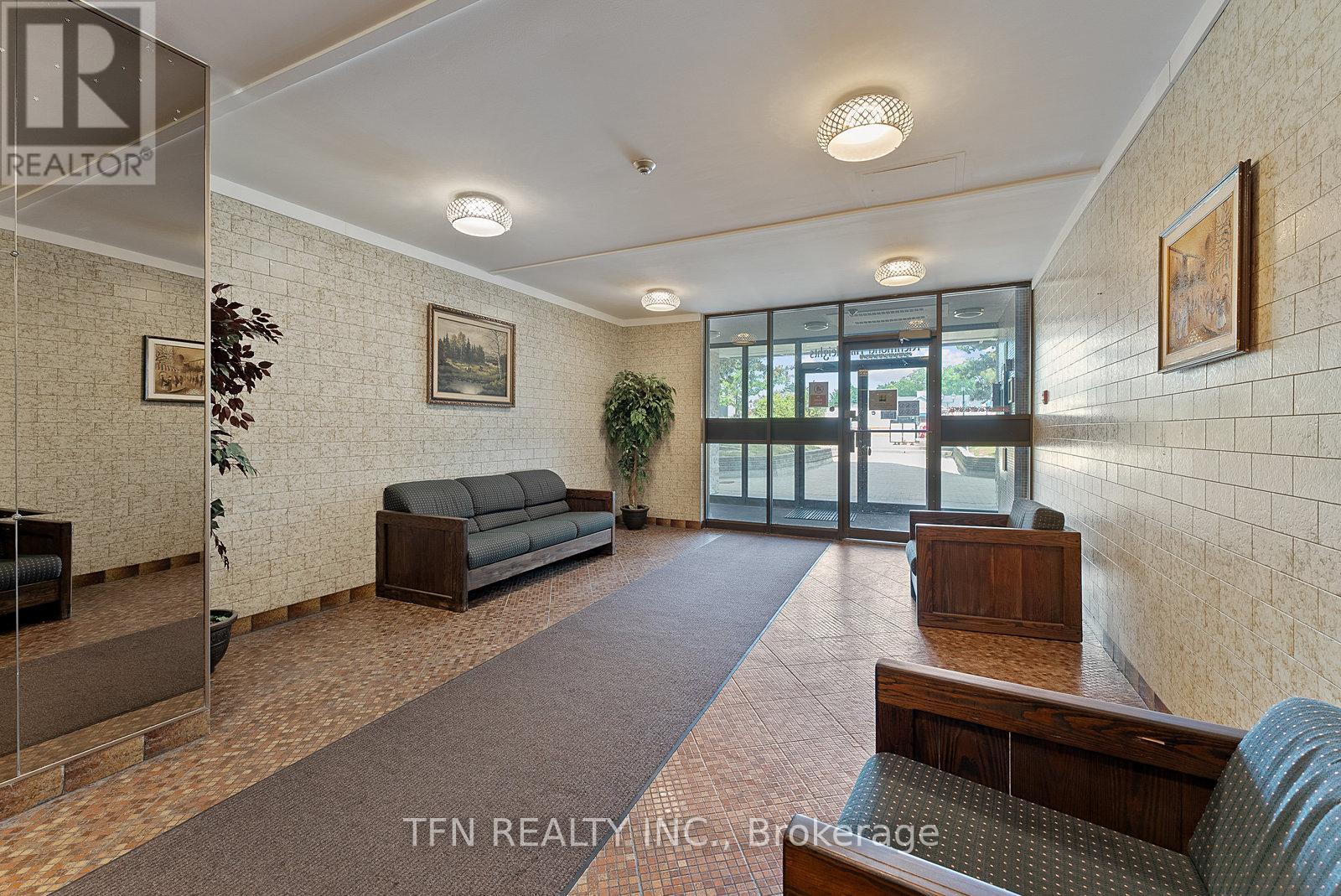 707 - 10330 Yonge Street W, Richmond Hill, Ontario  L4C 5N1 - Photo 4 - N12612300