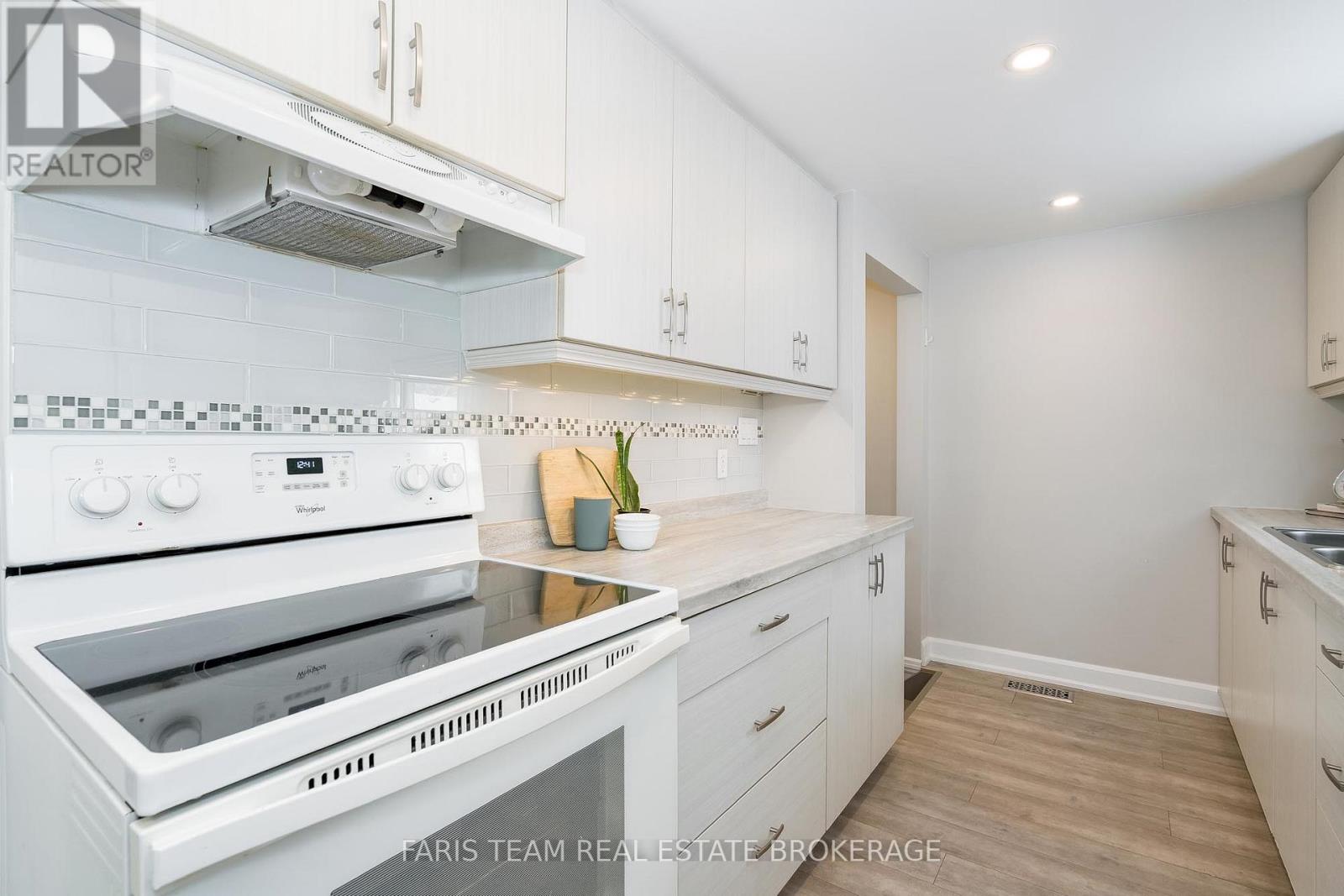 15 Derby Street, Orillia, Ontario  L3V 5R4 - Photo 10 - S12612234