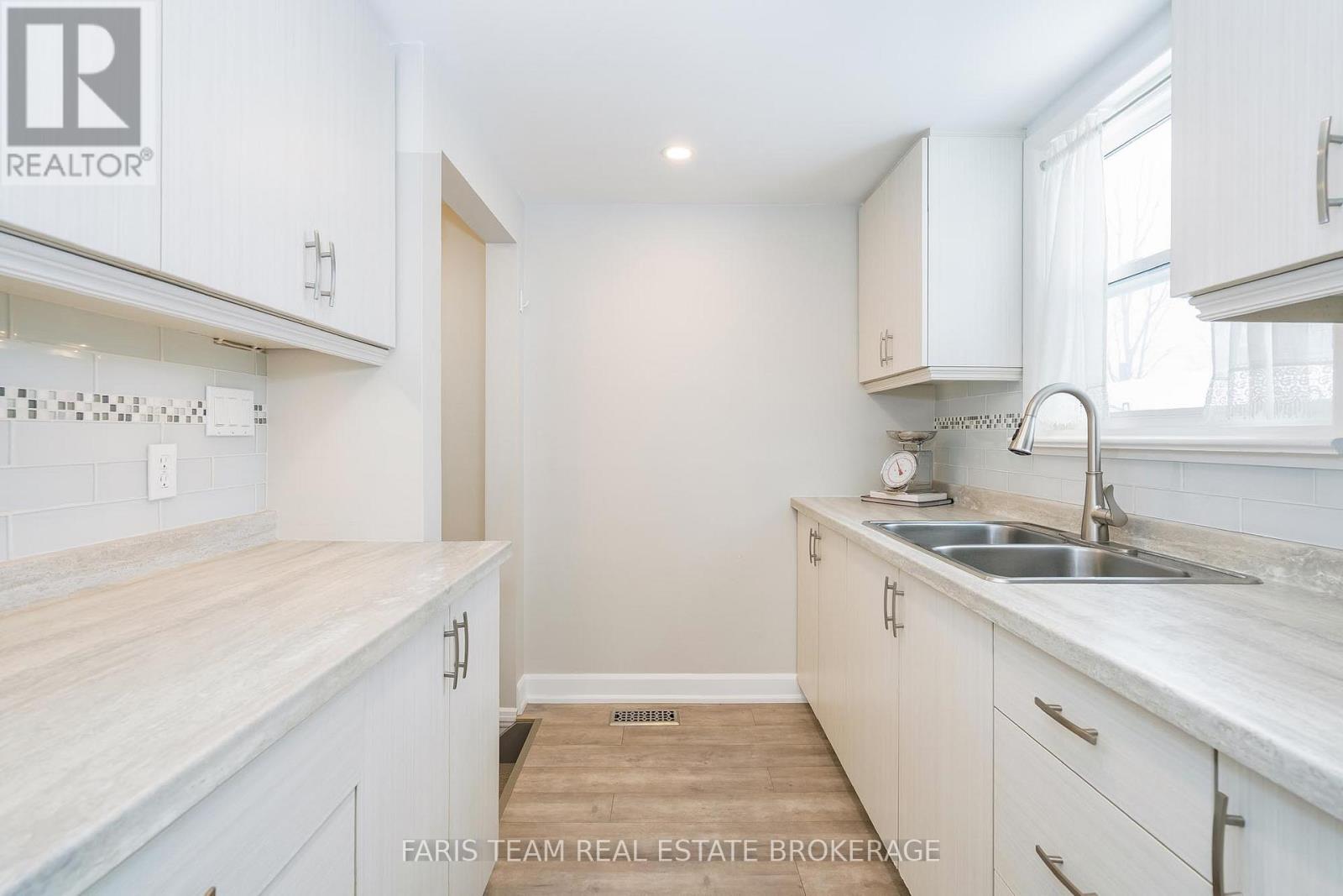 15 Derby Street, Orillia, Ontario  L3V 5R4 - Photo 11 - S12612234