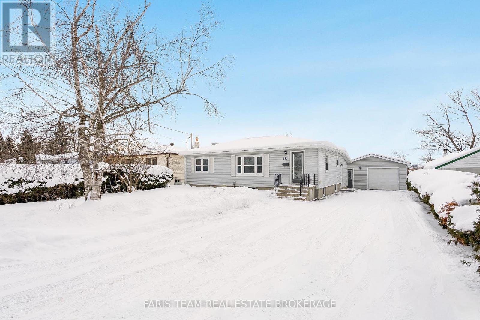 15 Derby Street, Orillia, Ontario  L3V 5R4 - Photo 2 - S12612234