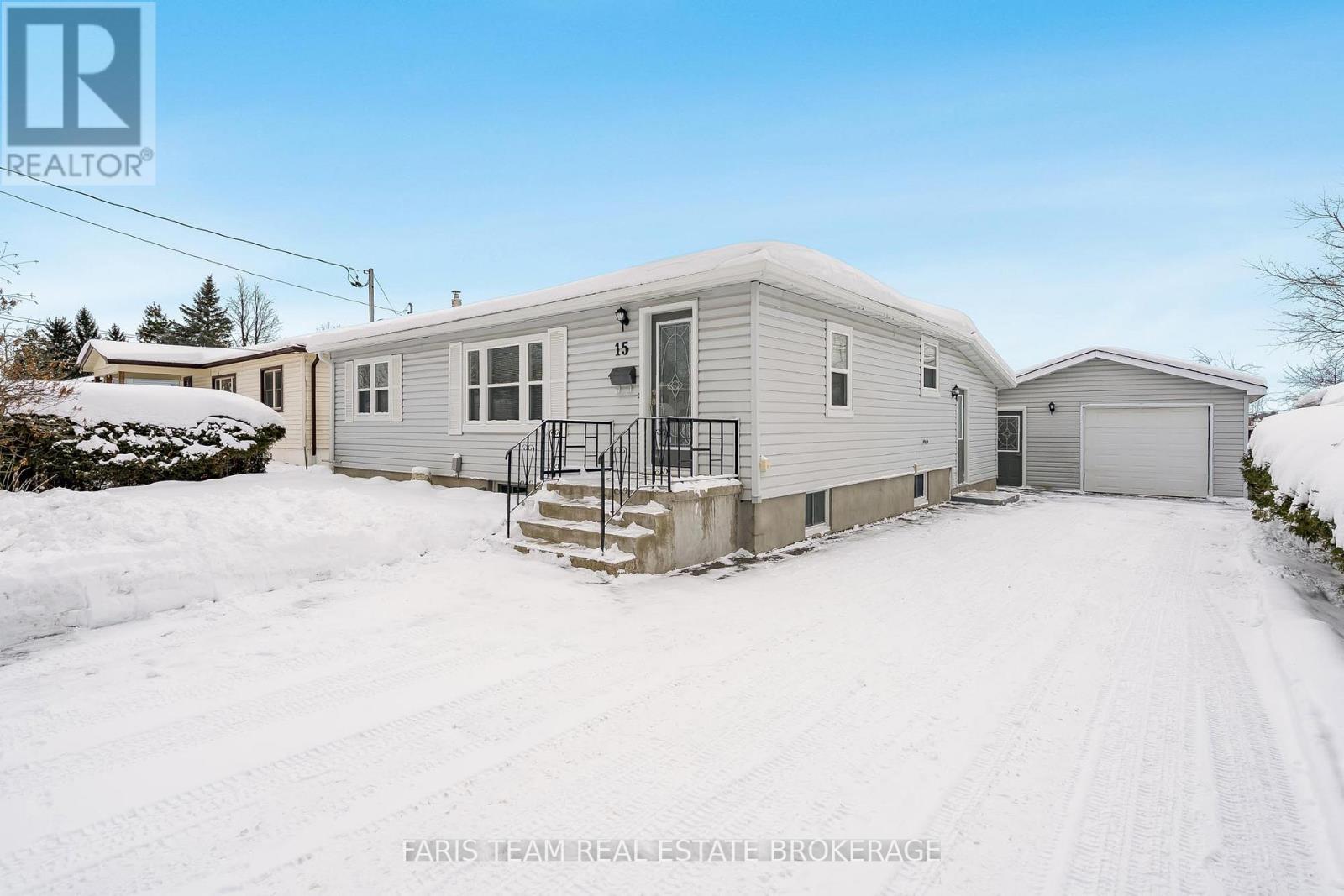 15 Derby Street, Orillia, Ontario  L3V 5R4 - Photo 3 - S12612234