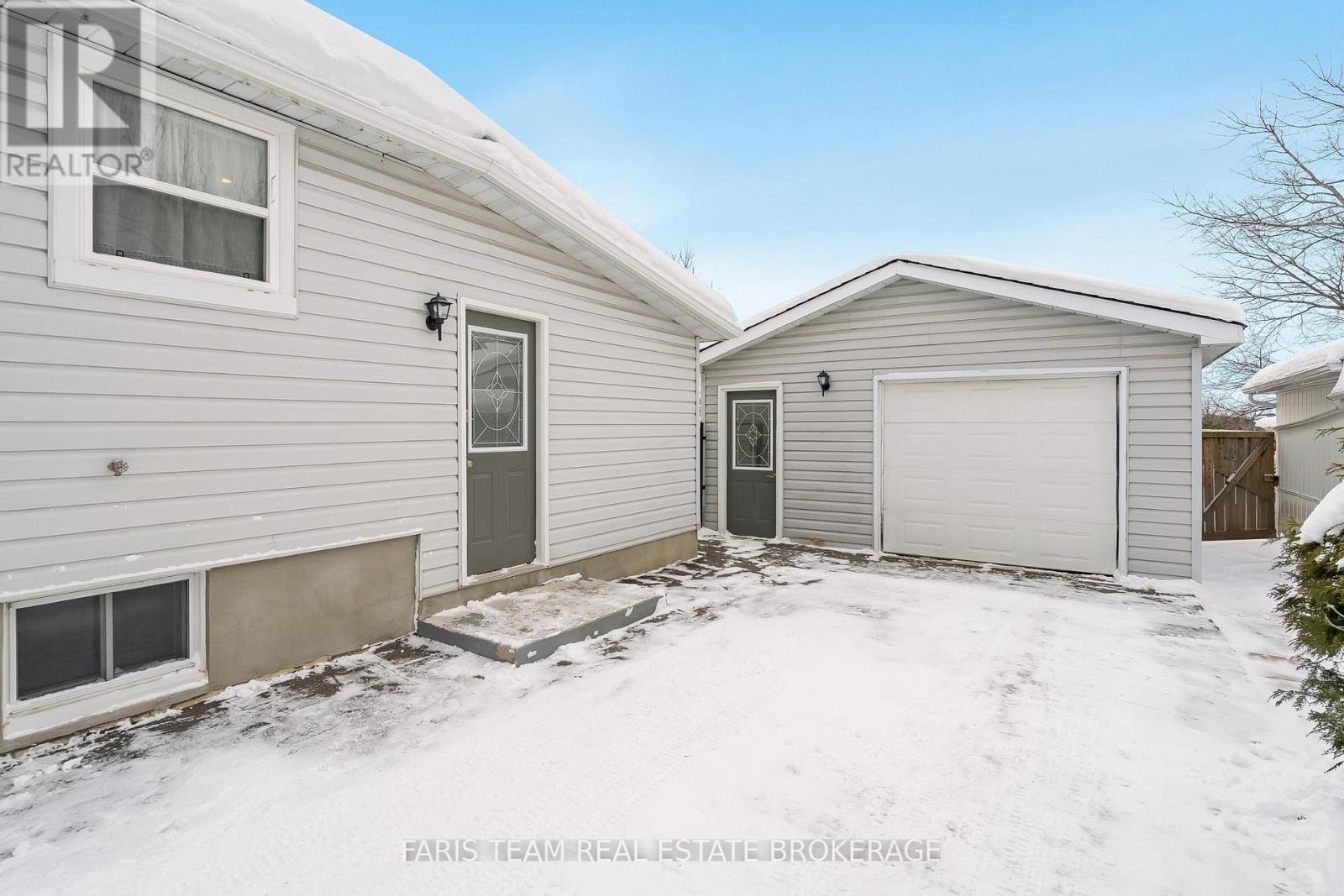 15 Derby Street, Orillia, Ontario  L3V 5R4 - Photo 4 - S12612234