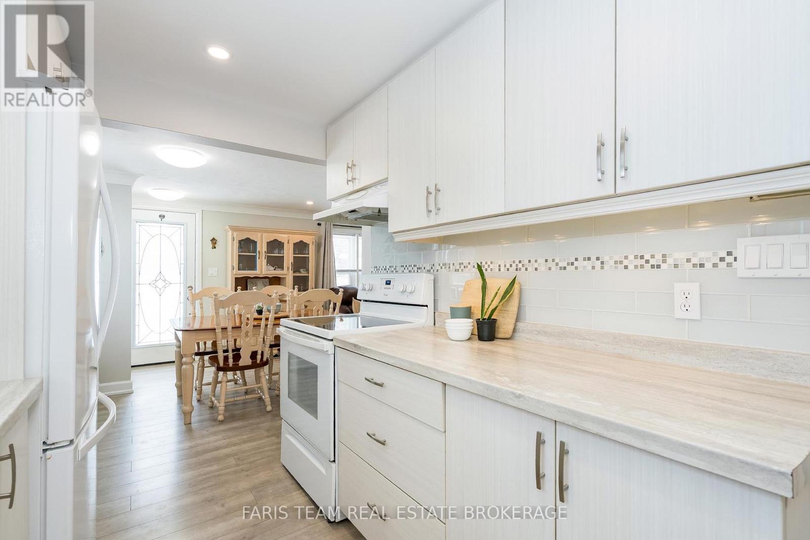 15 Derby Street, Orillia, Ontario  L3V 5R4 - Photo 9 - S12612234