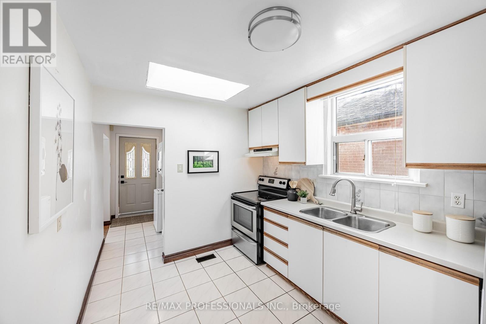 54 Holmesdale Crescent, Toronto, Ontario  M6E 1Y5 - Photo 11 - W12612170