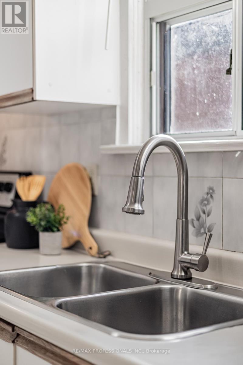 54 Holmesdale Crescent, Toronto, Ontario  M6E 1Y5 - Photo 12 - W12612170