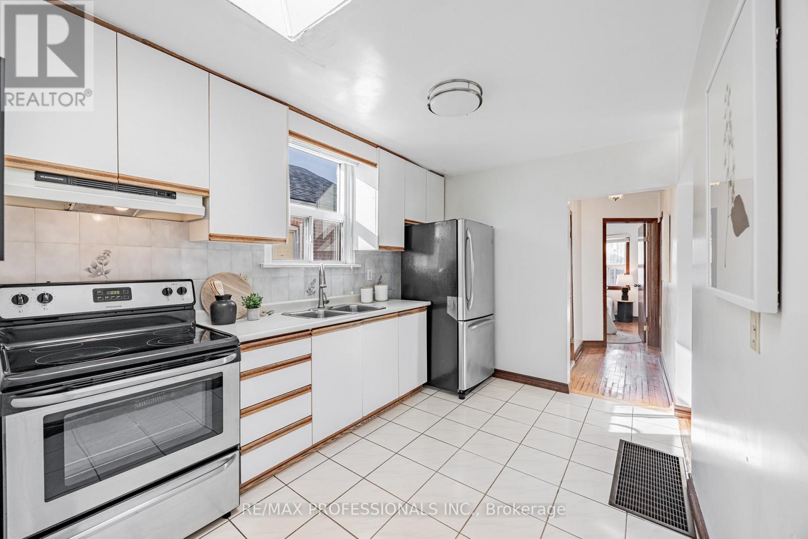 54 Holmesdale Crescent, Toronto, Ontario  M6E 1Y5 - Photo 13 - W12612170