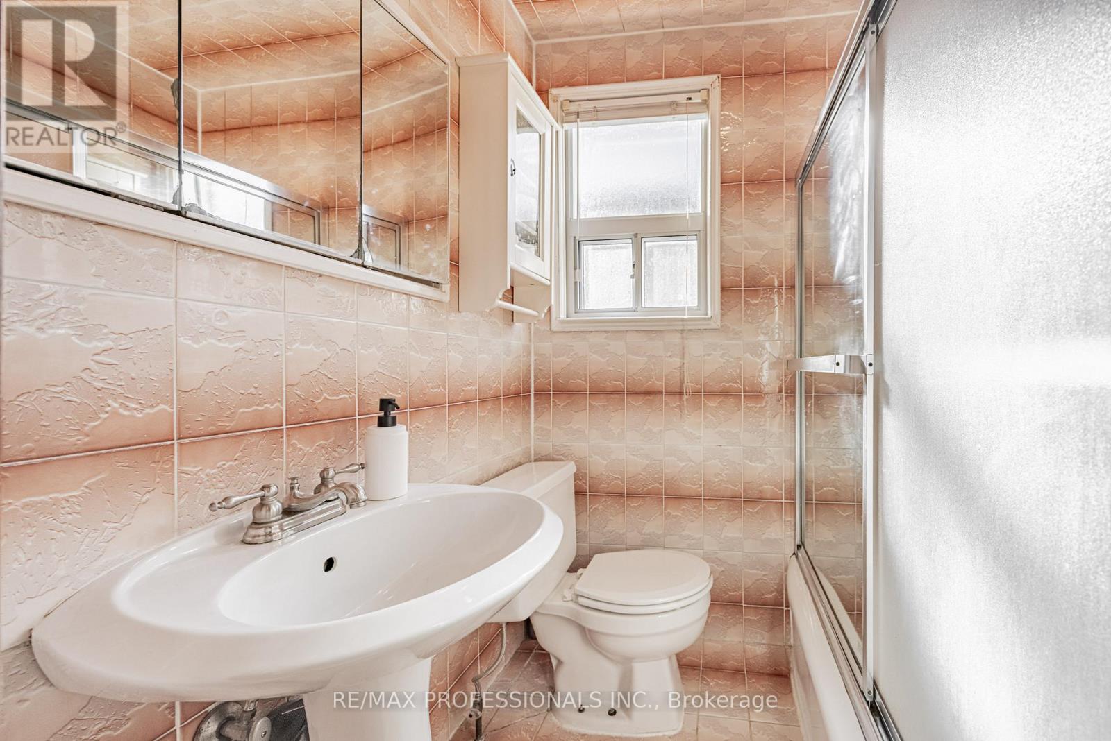 54 Holmesdale Crescent, Toronto, Ontario  M6E 1Y5 - Photo 18 - W12612170