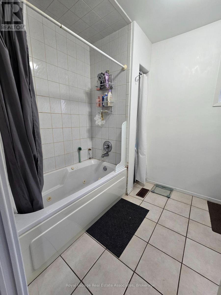 Main - 1109 Caven Street, Mississauga, Ontario  L5G 4J6 - Photo 7 - W12612208