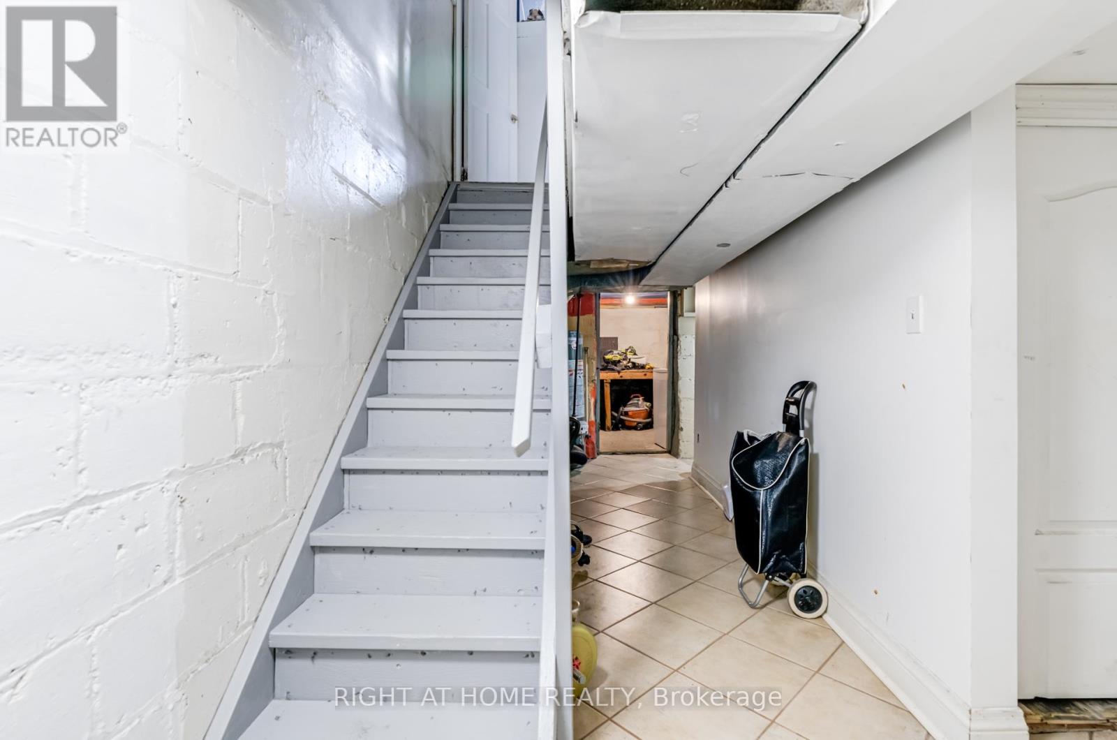 16 Pryor Avenue, Toronto, Ontario  M6N 1M4 - Photo 27 - W12612224