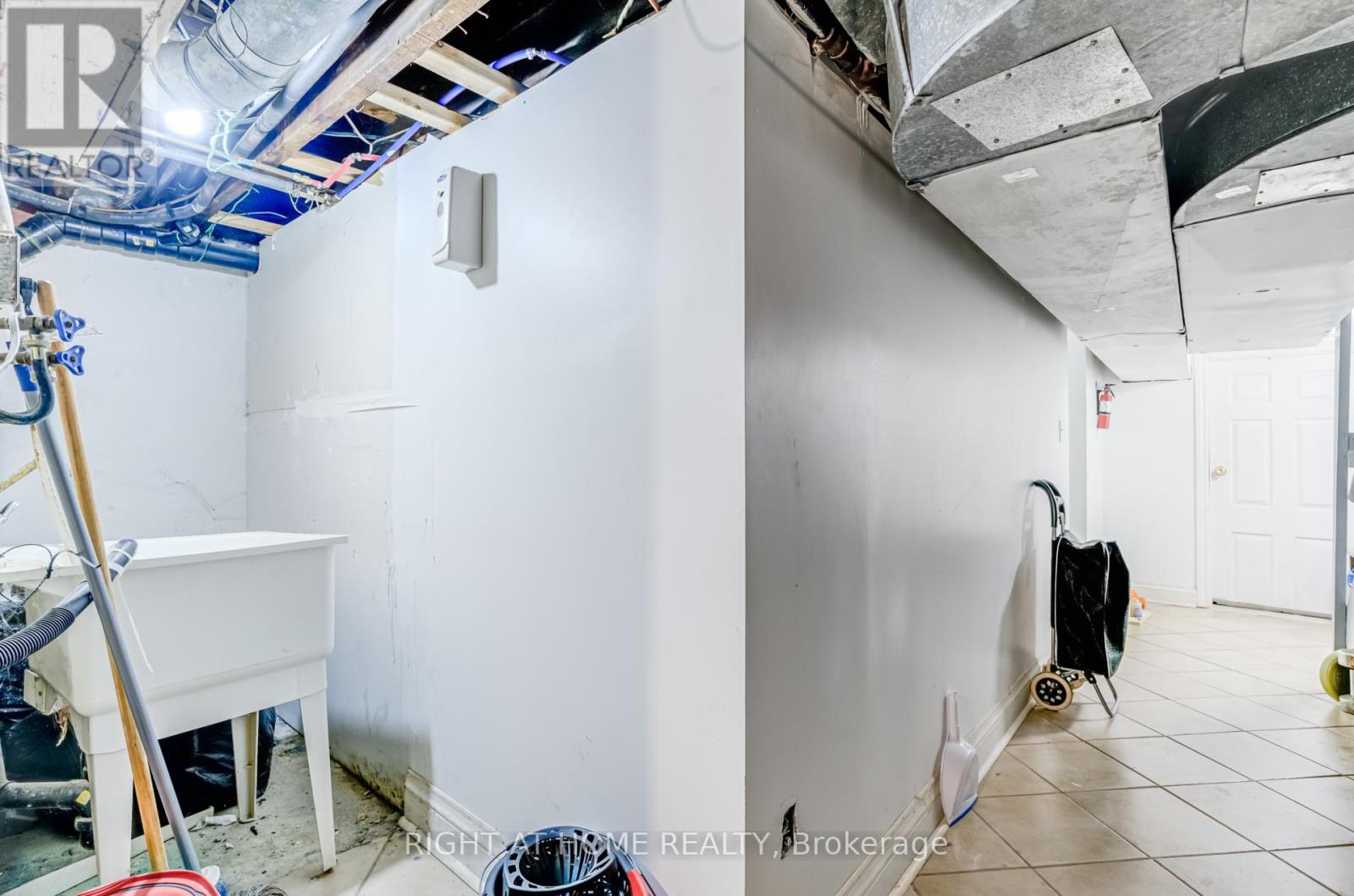 16 Pryor Avenue, Toronto, Ontario  M6N 1M4 - Photo 29 - W12612224