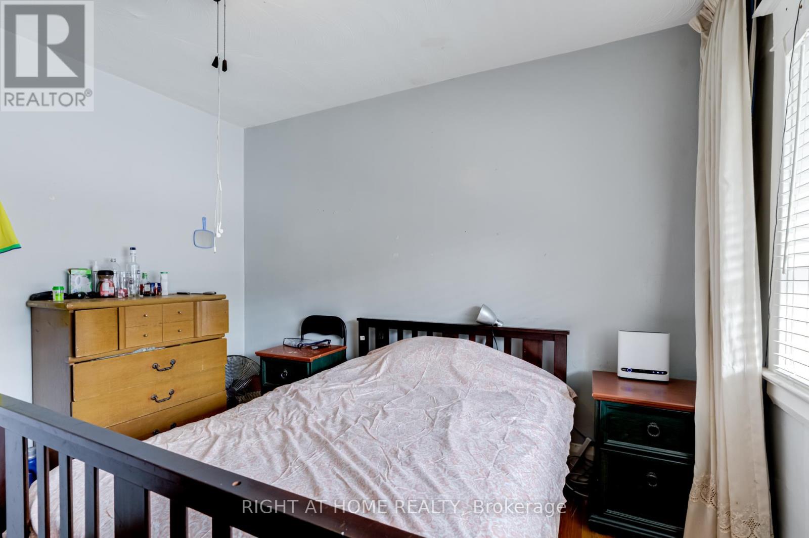 16 Pryor Avenue, Toronto, Ontario  M6N 1M4 - Photo 5 - W12612224