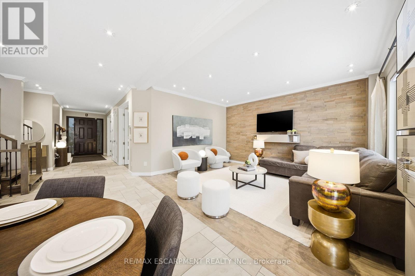 3205 Rolling Stone Court, Mississauga, Ontario  L5B 1V8 - Photo 9 - W12612256