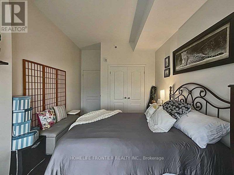 304 - 34 Plains Road E, Burlington, Ontario  L7T 0B9 - Photo 11 - W12589854