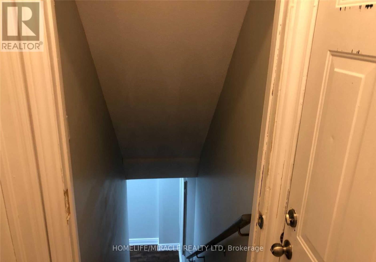 16 Janda Court, Toronto, Ontario  M9W 0A4 - Photo 3 - W12612312