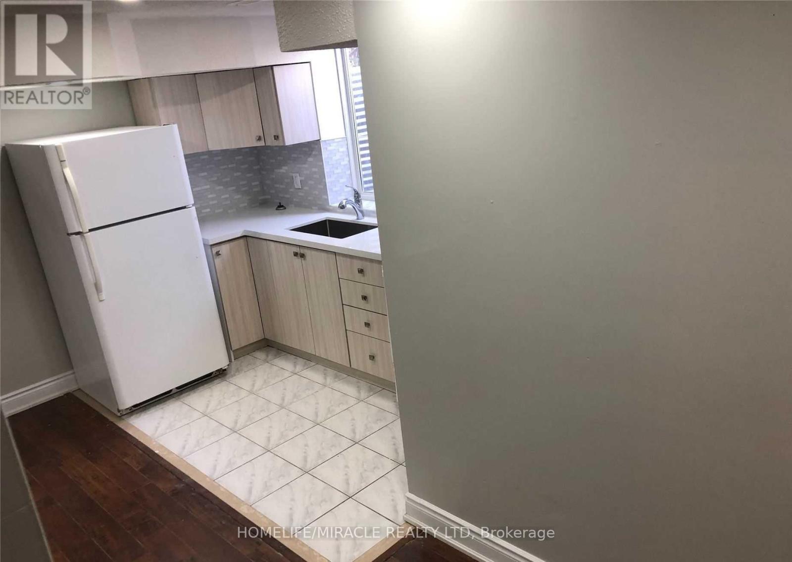 16 Janda Court, Toronto, Ontario  M9W 0A4 - Photo 5 - W12612312