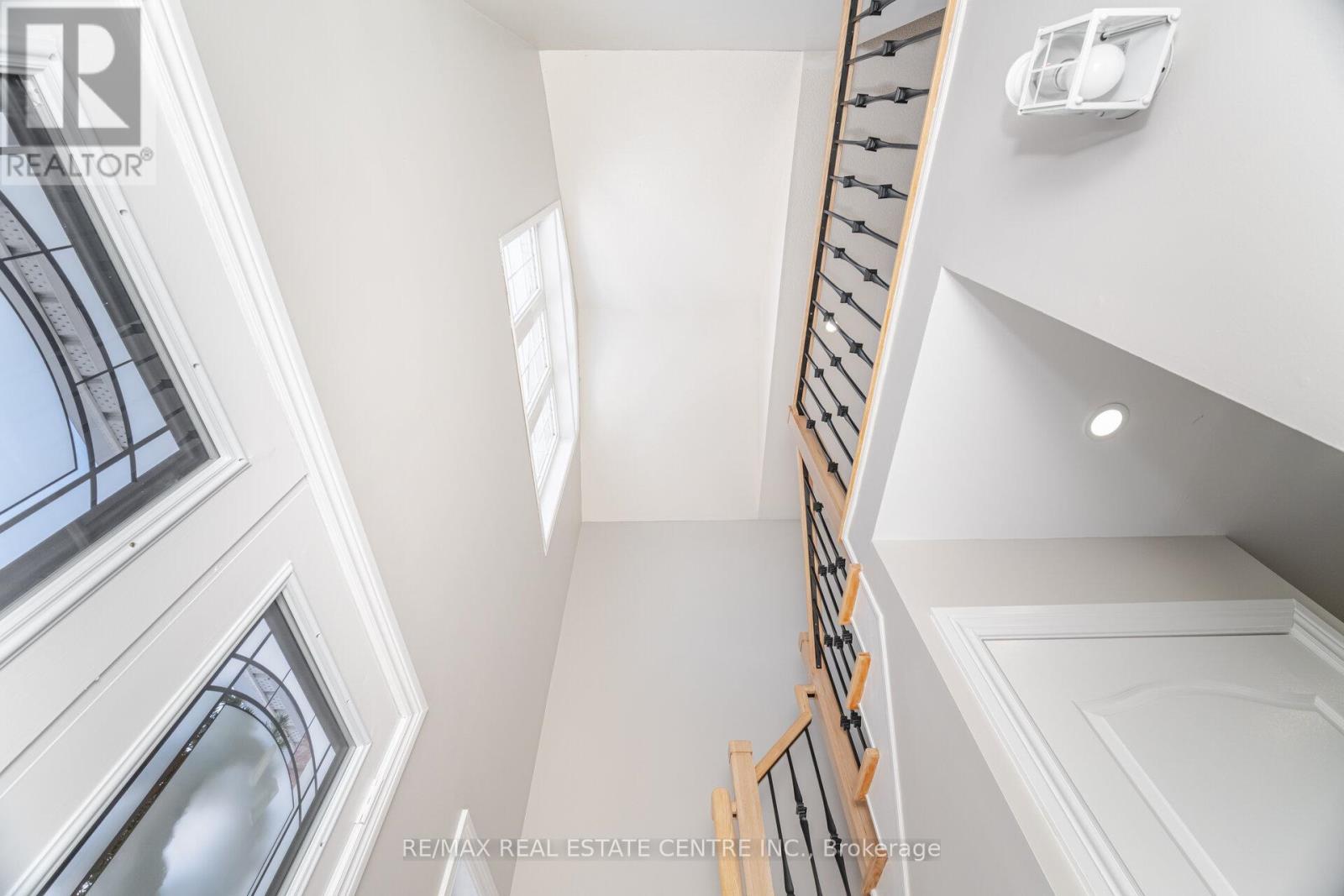 42 Sedgewick Crescent, Brampton, Ontario  L7A 2P7 - Photo 4 - W12612366