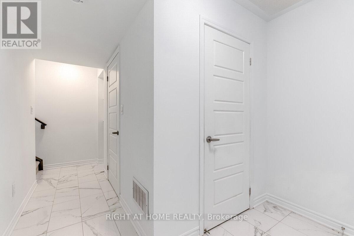 578 Bellflower Court, Milton, Ontario  L9E 1W4 - Photo 4 - W12612388