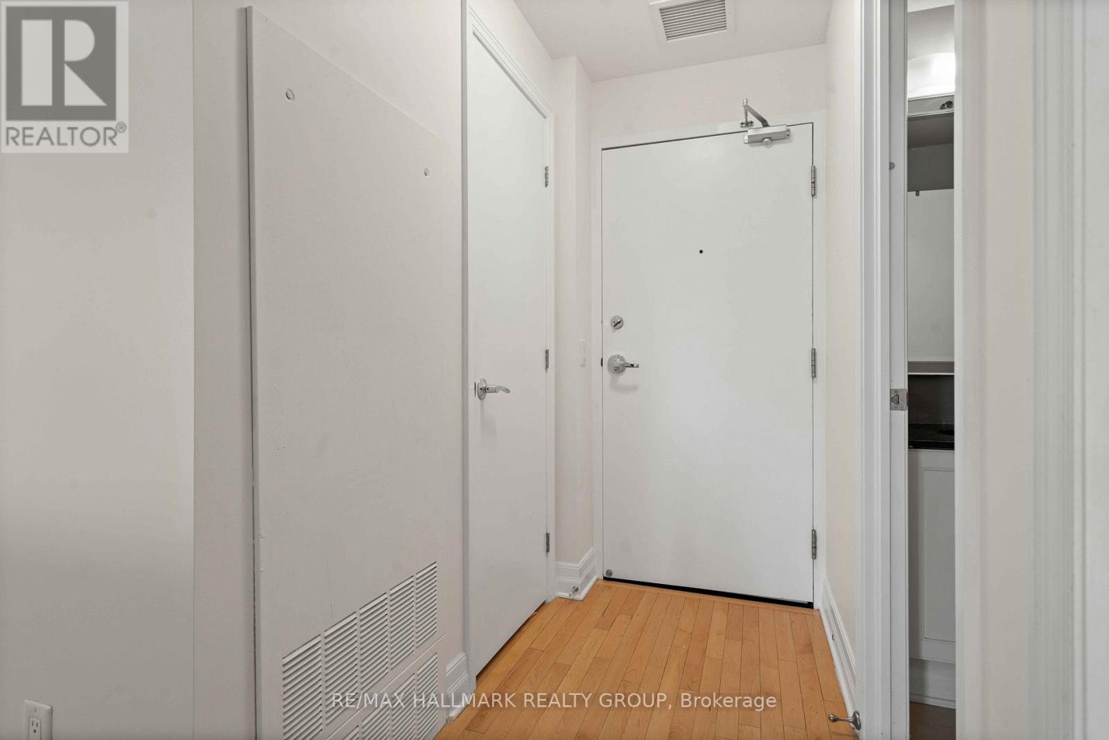 302 - 75 Cleary Avenue, Ottawa, Ontario  K2A 1R8 - Photo 4 - X12612462