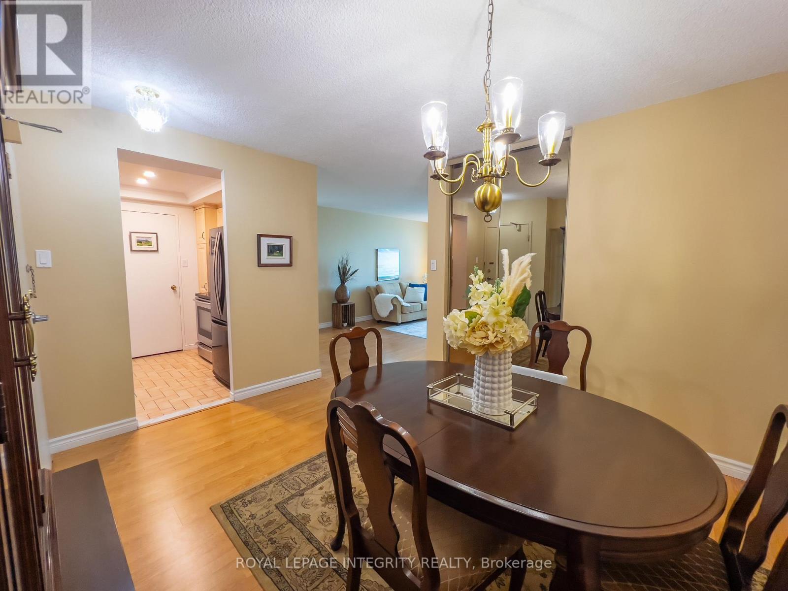 1008 - 555 Brittany Drive, Ottawa, Ontario  K1K 4C5 - Photo 5 - X12612500